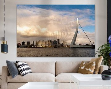 Rotterdam, Sonnenstrahlen streicheln die Spitze der Erasmusbrücke