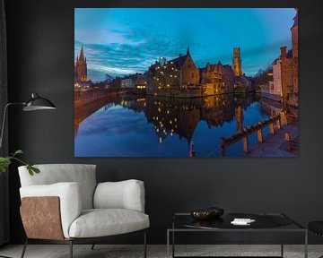 Brugg, België in het blauwe uurtje van Maarten Hoek