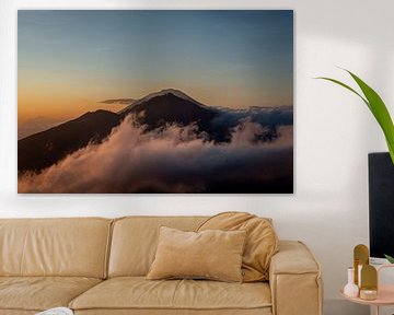 Mount Batur, Bali, omgeven door wolken van Ellis Peeters
