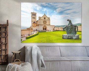 Sint-Franciscusbasiliek en standbeeld in Asssi, Italië