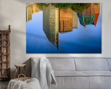 spiegeling van de skyline van Den Haag in het water van gaps photography