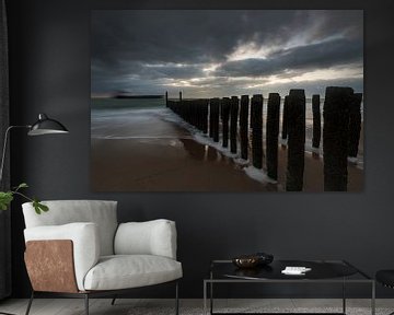 Holländische Wolken und Wellenbrecher aus Holzstäben entlang der Küste von Zeeland von gaps photography