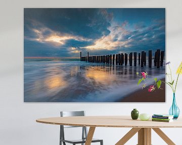 Holländische Wolken und typische Wellenbrecher von Holzpfählen entlang der Küste von Zeeland von gaps photography