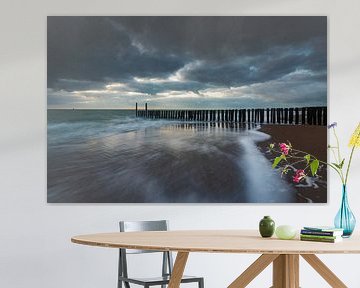 Hollandse wolkenlucht en typische golfbreker van houten palen langs de Zeeuwse kust van gaps photography