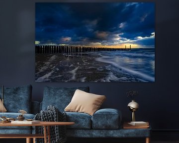 Holländische Wolken und typische Wellenbrecher von Holzpfählen entlang der Küste von Zeeland von gaps photography