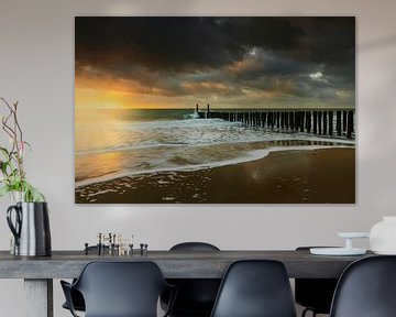 Holländische Wolken und typische Wellenbrecher von Holzpfählen entlang der Küste von Zeeland von gaps photography