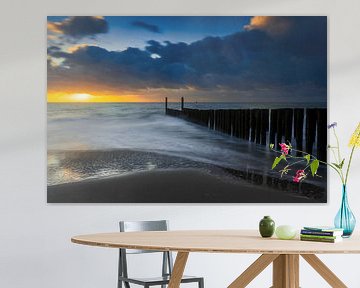 Holländische Wolken und typische Wellenbrecher von Holzpfählen entlang der Küste von Zeeland von gaps photography