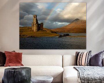Schloss Ardvreck am Loch Assynt in Schottland mit einem schönen Regenbogen von Jos Pannekoek
