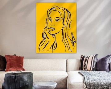 Porträt einer Frau auf gelbem Hintergrund von Lida Bruinen
