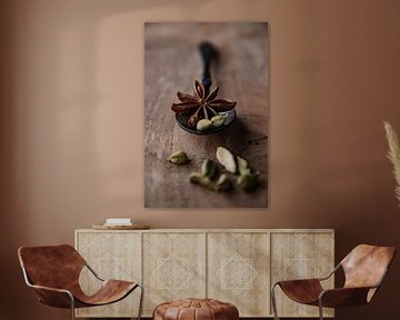 Cardamome et anis étoilé sur une cuillère noire et bois de noyer sur Ricardo Bouman