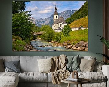 Alpen landschap met kerk en een beekje