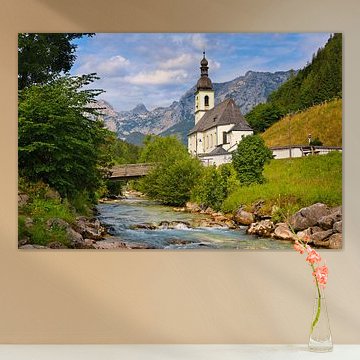 Paysage alpin avec une église et un ruisseau