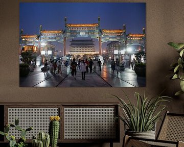 Qianmen Shopping Straat, Toren en Ceremonieele Boog 01 Avond van Ben Nijhoff
