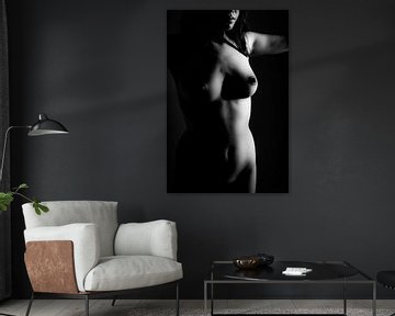 Künstlerischer Akt einer dunklen Frau in Low Key Bodyscape von Art By Dominic