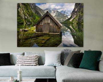 Houten boothuis in het meer de Obersee omringd door bergen
