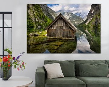 Houten boothuis in het meer de Obersee omringd door bergen van iPics Photography