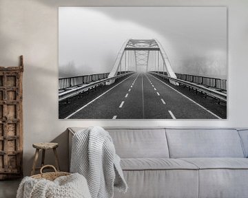 verlassene Brücke im Nebel, schwarz-weiß von Patrick Verhoef
