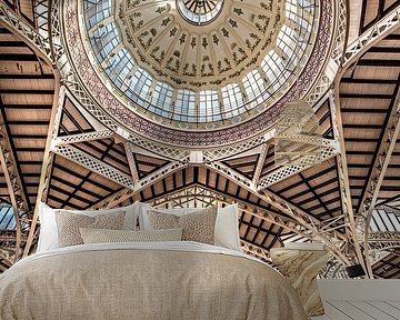 De markthal van Valencia in Spanje van Harrie Muis
