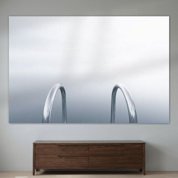 Photo abstraite en noir et blanc d'un escalier métallique près d'un lac dans la brume