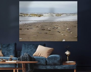 Golven aan strand met schelpen van Moniek van Rijbroek