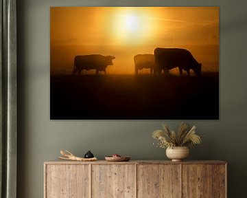 Een kudde grazende koeien tijdens een prachtige zonsopkomst van Eelco de Jong