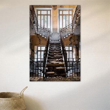 Verlassenes Treppenhaus. von Roman Robroek – Fotos verlassener Gebäude