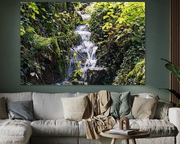 Waterval als stroompje uit de bergen tussen het groen