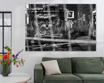 Schwarz-Weiß-Foto von Gorilla-Graffiti auf NDSM-Terrain. von Paul van Putten