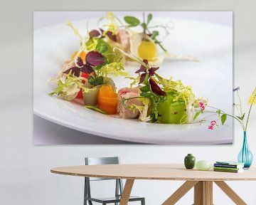 Salat kandiertes Hühnerfleisch mit Gurke, Karotte, Schalotte und Rosine von Frank Broenink