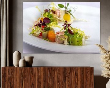 Salat kandiertes Hühnerfleisch mit Gurke, Karotte, Schalotte und Rosine von Frank Broenink