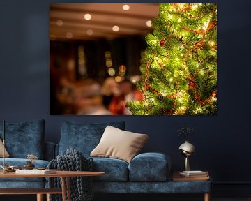 Verlichte kerstboom in horeca interieur