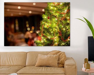 Beleuchteter Weihnachtsbaum in der Gastronomie-Inneneinrichtung von Fotografiecor .nl