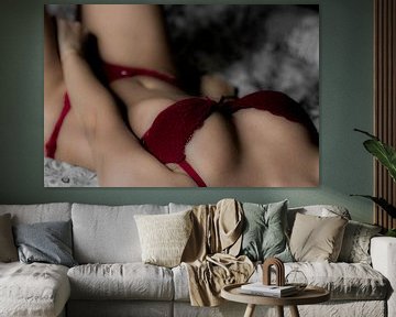 Nu artistique d'une femme en lingerie rouge sur Art By Dominic