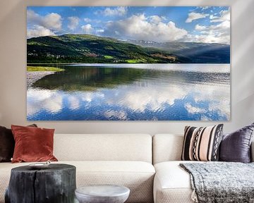 Reflectie in het meer nabij Vossevangen in Noorwegen van Evert Jan Luchies