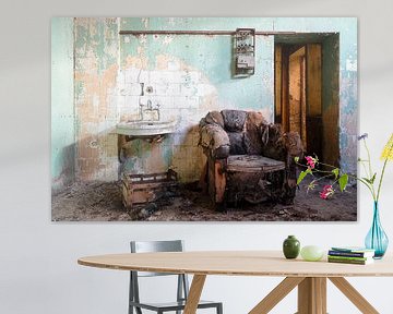 Alter und verlassener Stuhl. von Roman Robroek – Fotos verlassener Gebäude