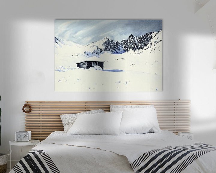 Sfeerimpressie: Afgelegen winter cabine omringt door sneeuw en bergen van Natalie Bruns