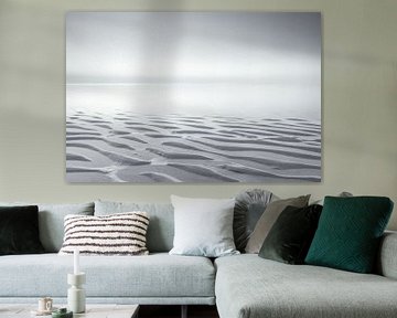 Schwarz-weiße Strandlandschaft an einem ruhigen Abend bei Sonnenuntergang von Bas Meelker