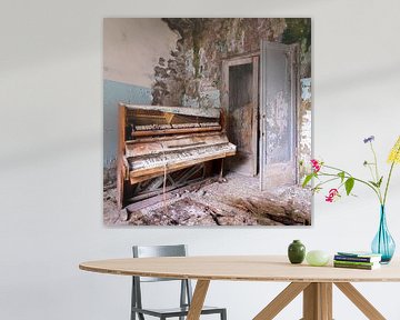 Verlaten Piano in Zwaar Verval. van Roman Robroek