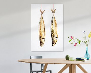 twee hangende makrelen tegen een witte achtergrond van MICHEL WETTSTEIN