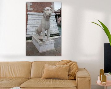 Ancienne statue romaine de lion devant l'arsenal à Venise, Italie sur Joost Adriaanse