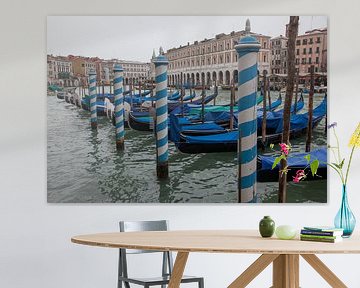 Gondels in het grote kanaal in Venetië, Italië van Joost Adriaanse
