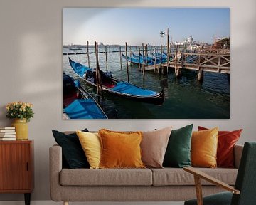 Gondels voor het grote kanaal in Venetië, Italië van Joost Adriaanse