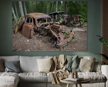 Autofriedhof im Wald in Ryd, Schweden von Joost Adriaanse