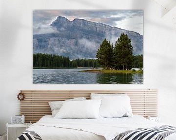 Twee Jack Lake met een vroege ochtendstemming, Banff National Park, Alberta, Canada van Alexander Ludwig