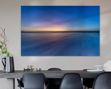 Zonsondergang aan de kust in een abstracte opname