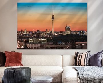 Berlijnse skyline met televisietoren in de avonduren van Jean Claude Castor