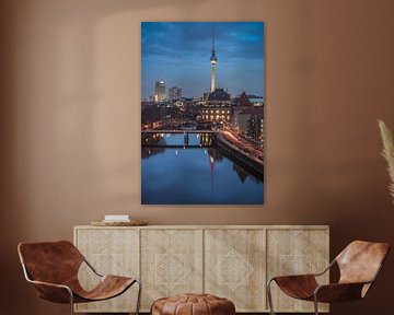 Berlin Skyline mit Fernsehturm und Bodemuseum zur blauen Stunde von Jean Claude Castor