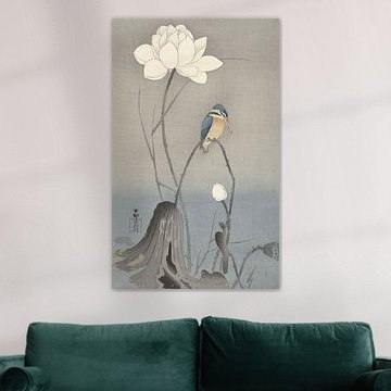 Eisvogel sitzend auf gebogenem Stiel in der Nähe der weißen Lotusblume von Ohara Koson