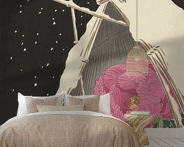 Sibirisches Schwarzkehlchen neben einer Pfingstrose, die von einer schneebedeckten Heugarbe von Ohar