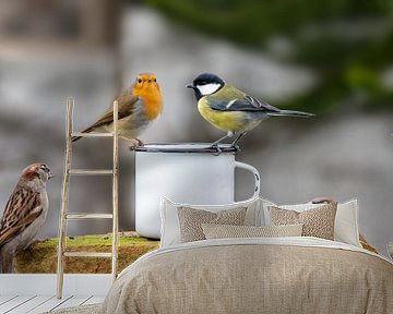 Drie vogels die op de rand van een metalen beker zitten voor een vage achtergrond van Hans-Jürgen Janda